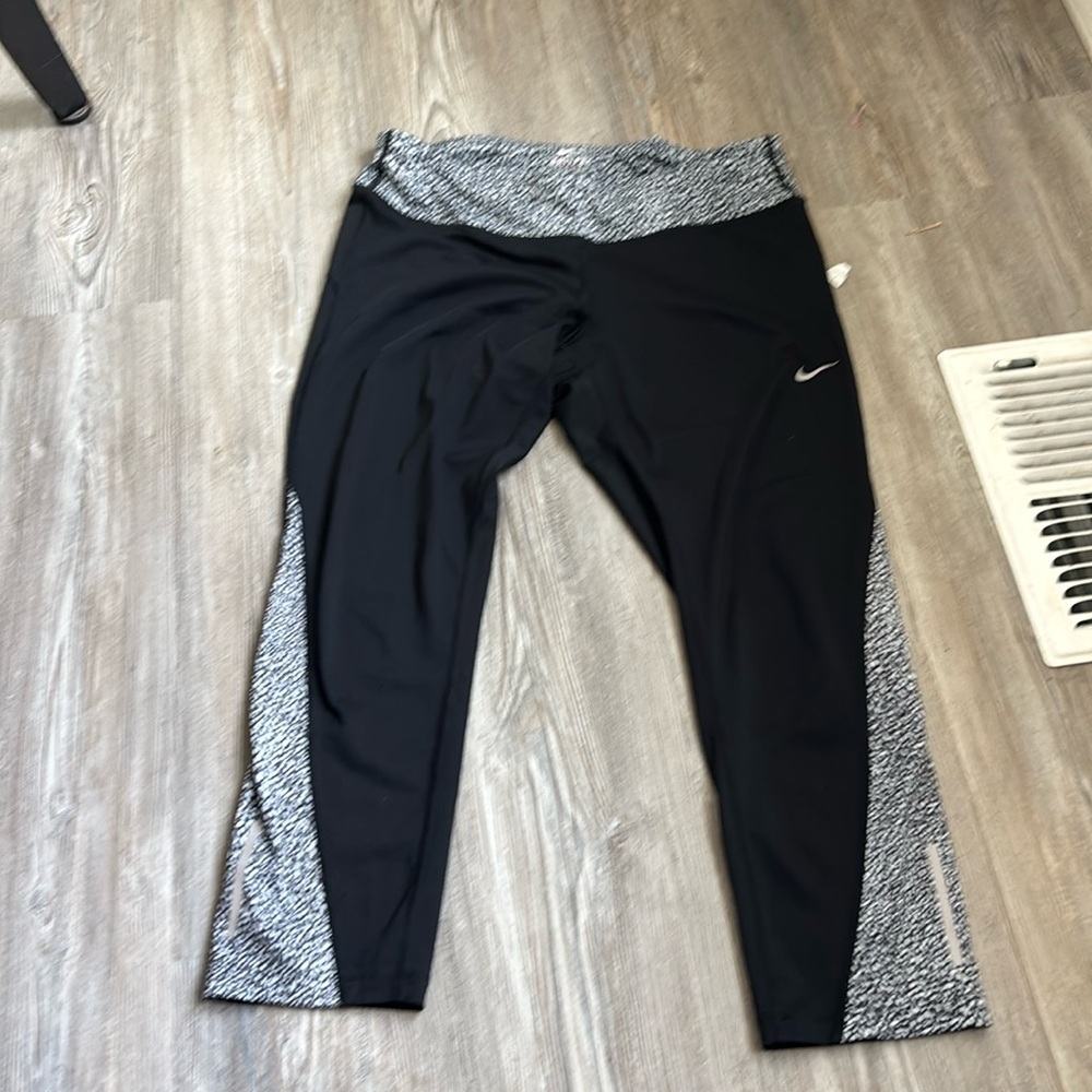 💐Nike Black and Gray Women's Capris